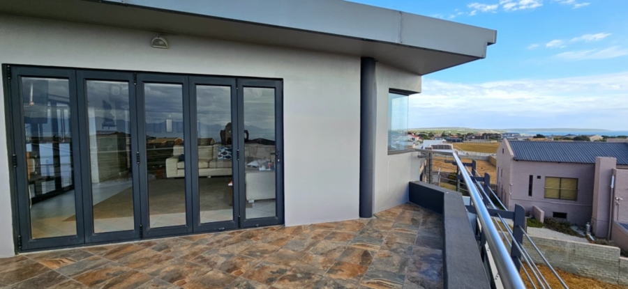 4 Bedroom Property for Sale in Perlemoenbaai Western Cape